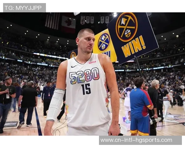 约基奇展现超凡视野与精准手法布劳恩底角三分轻松命中 约基奇展现超凡视野与精准手法布劳恩底角三分轻松命中