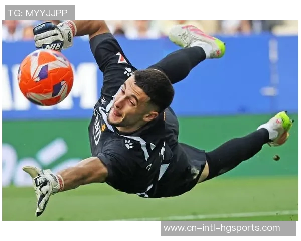 埃里克加西亚训练佩戴面具霍安加西亚国际比赛日后重返球队 埃里克加西亚训练佩戴面具霍安加西亚国际比赛日后重返球队